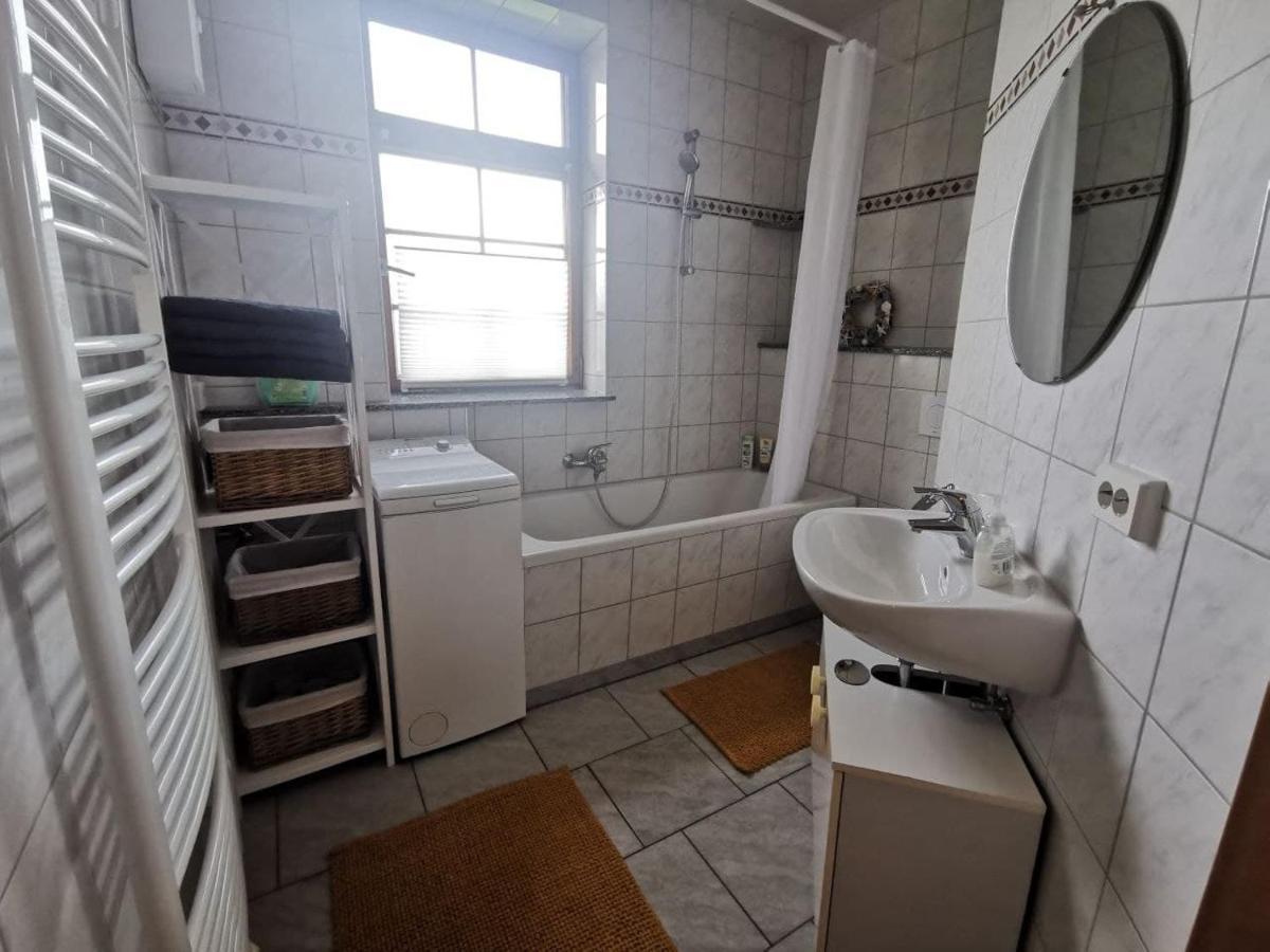 Ruhige Ferienwohnung Im Gutshaus Niederorschel Exterior foto