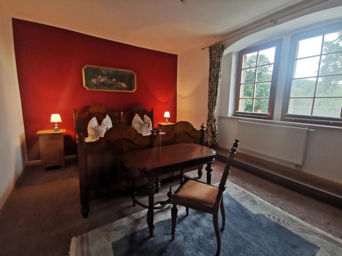 Ruhige Ferienwohnung Im Gutshaus Niederorschel Exterior foto